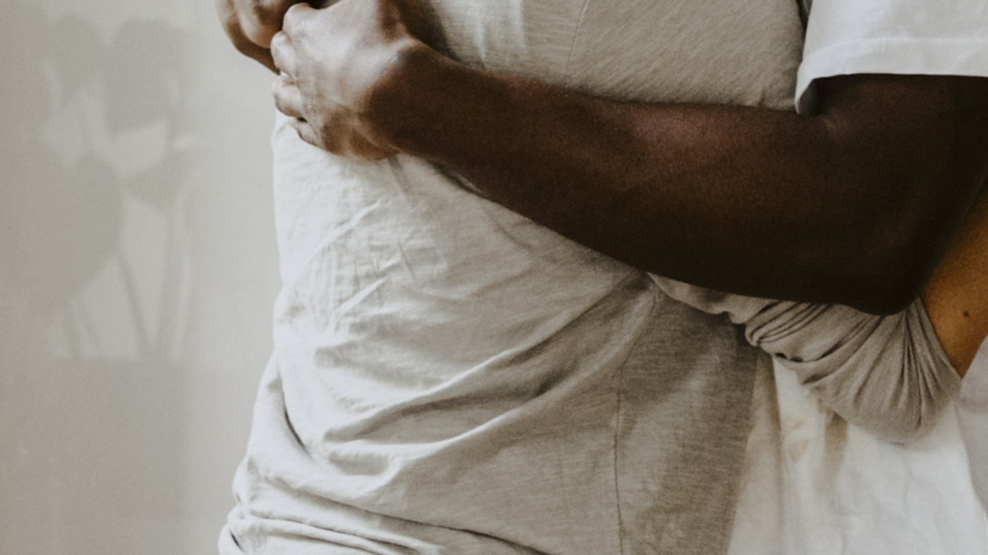 Éclaireurs accolade hommes